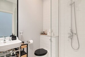 Kostenlose Toilettenartikel, Haartrockner, Handtücher