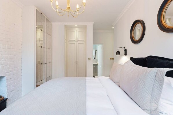 3 bedrooms, laptop workspace, iron/ironing board, free WiFi - Stunning 2-bedroom Apartment in Chelsea (London)