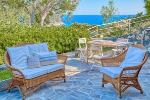Outdoor dining - "Il Giardino Sul Mare", garden on the sea, sea-view, comfortable for 4 people, Levanto (Levanto)