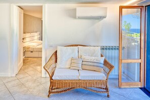 1 chambre, fer et planche à repasser, lit de bébé portatif