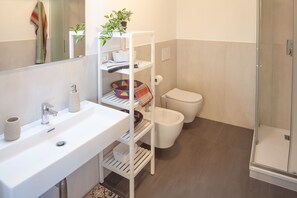 Baignoire, séchoir à cheveux, bidet, serviettes fournies