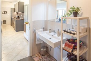 Fridge, microwave, oven, stovetop - "Il Giardino Sul Mare", garden on the sea, sea-view, comfortable for 4 people, Levanto (Levanto)
