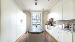 Unclassified image, 3 of 36, button - Remarkable 5 Bed, 4,5 Bath W Garden Near Nottinghill (London)