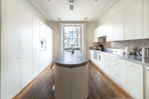 House (5 Bedrooms) | Private kitchen | Fridge, microwave, oven, stovetop - Remarkable 5 Bed, 4,5 Bath W Garden Near Nottinghill (London)