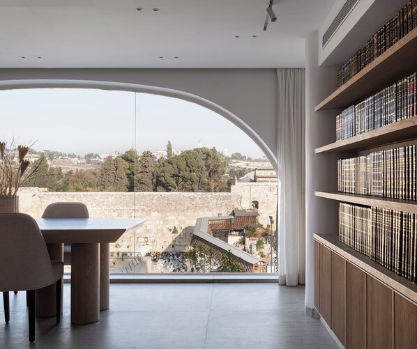 Unclassified image, 1 of 32, button