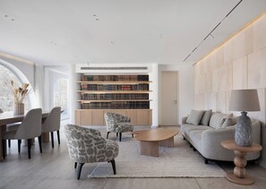 Unclassified image, 3 of 32, button