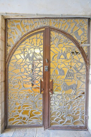 تفاصيل الفندق من الخارج