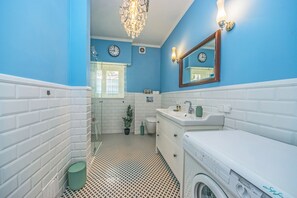 Appartement, 2 chambres | Salle de bain | Douche, articles de toilette (gratuits), séchoir à cheveux