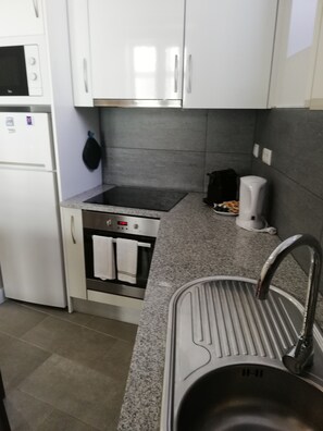 Kjøleskap, mikrobølgeovn, ovn og kokeplater