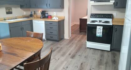 House sleeps 6. Just 5 minutes Patoka Lake boat ramp. Anglers Welcome!