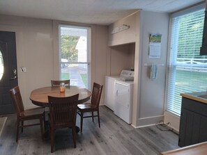 Dining - House sleeps 6. Just 5 minutes Patoka Lake boat ramp. Anglers Welcome! (French Lick)