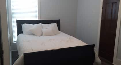 House sleeps 6. Just 5 minutes Patoka Lake boat ramp. Anglers Welcome!