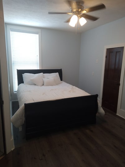 House sleeps 6. Just 5 minutes Patoka Lake boat ramp. Anglers Welcome!