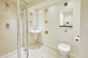 Appartement | Salle de bain | Sèche-cheveux, serviettes fournies, savon, papier toilette