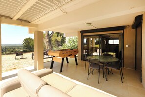Outdoor dining - T3 for 5 people, in the countryside 10 mn from Aix-en-Provence (EGUILLES)