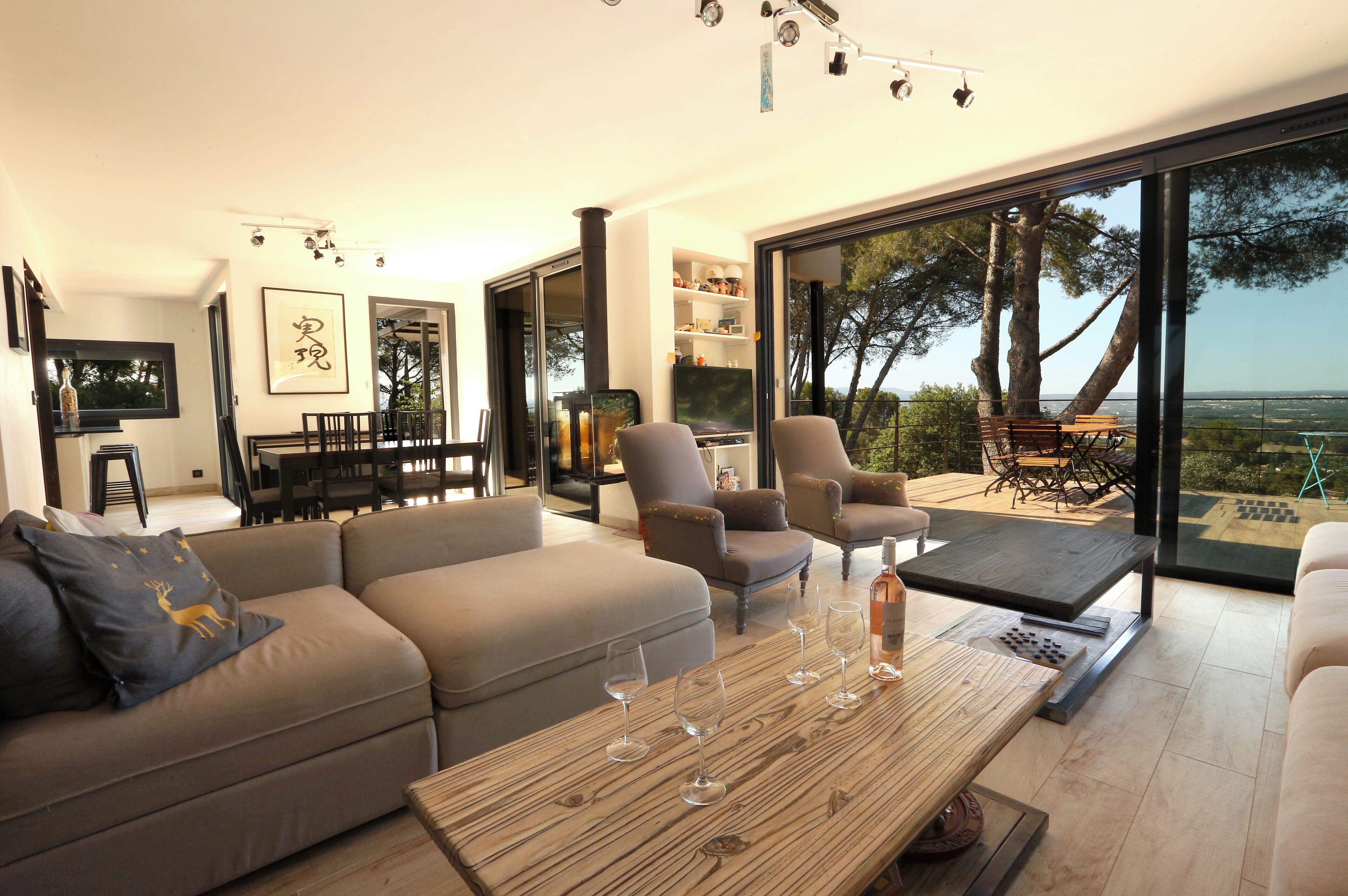 Smart TV, chimenea, reproductor de DVD y futbolito 
