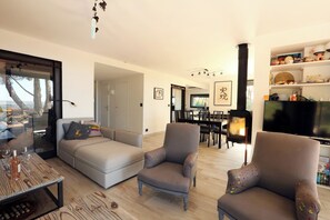 Smart TV, fireplace, DVD player, table football