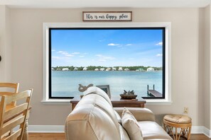 Smart-TV, DVD-spiller, bøker og filmbibliotek