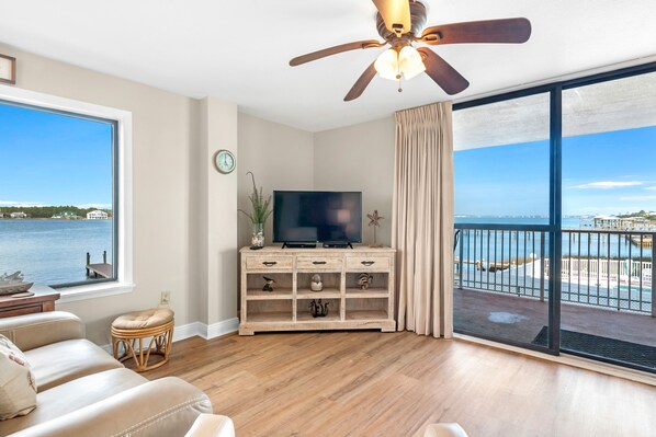 Smart-TV, DVD-spiller, bøker og filmbibliotek