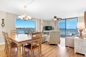 Smart-TV, DVD-spiller, bøker og filmbibliotek