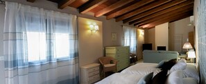 Junior Studio Suite | Soundproofing, iron/ironing board, free WiFi, bed sheets - Casa Rural Villa San Juan (Cullar Vega)