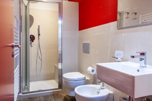 Habitació quàdruple familiar | Bany | Dutxa, capçal de dutxa tipus cascada i articles de tocador gratuïts 