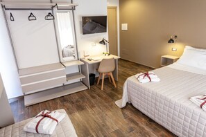 Familie vierpersoonskamer | Hypoallergeen beddengoed, een bureau, een laptopwerkplek