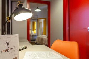 Economy kamer | Hypoallergeen beddengoed, een bureau, een laptopwerkplek