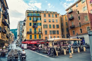 屋外ダイニングエリア