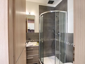 Dusche, kostenlose Toilettenartikel, Haartrockner