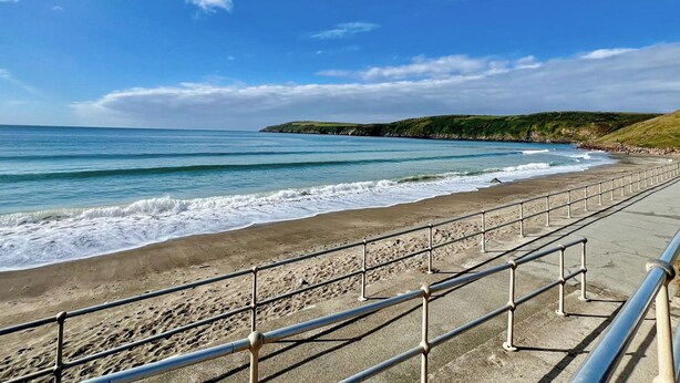 A beach with a concrete walkway and metal railings. - 3 bedroom accommodation in Aberdaron (Aberdaron)