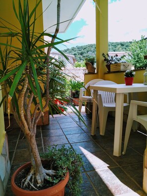 Outdoor dining - Under the banner of your holiday!!!! (Iglesias)