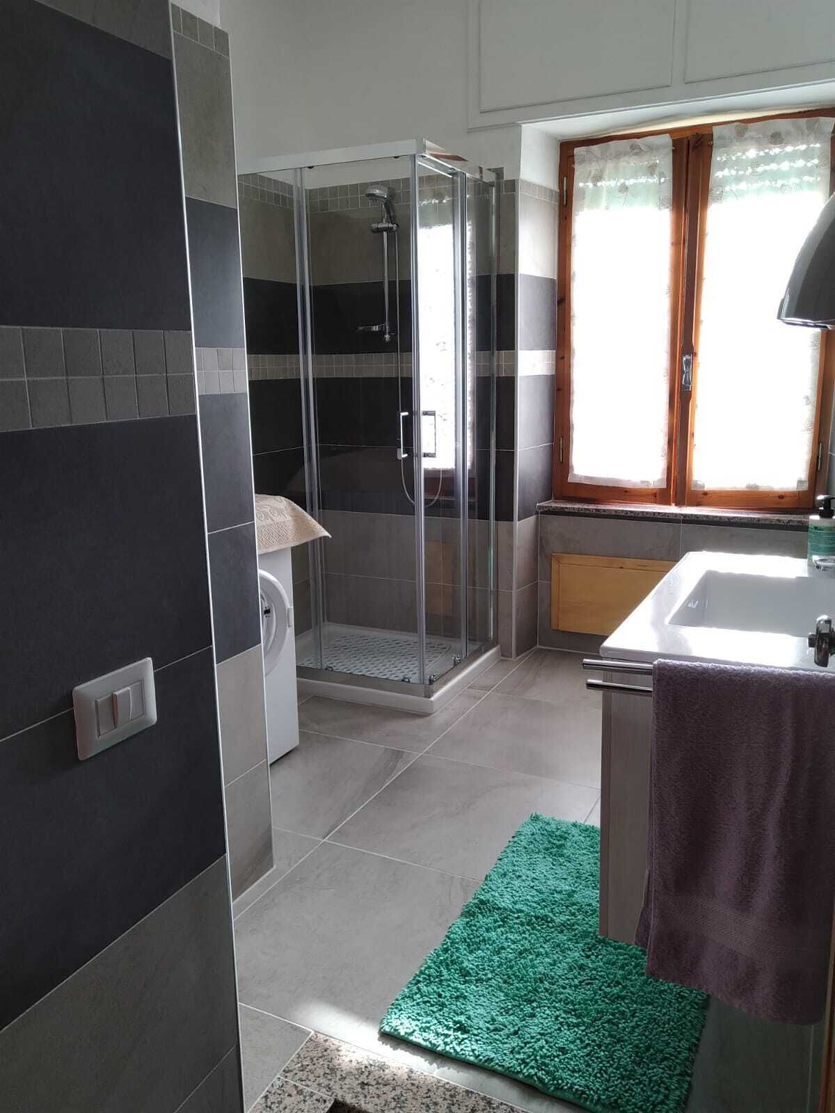 Bruser, hårtørrer, bidet, håndklæder
