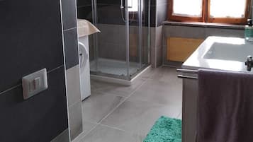 Bruser, hårtørrer, bidet, håndklæder