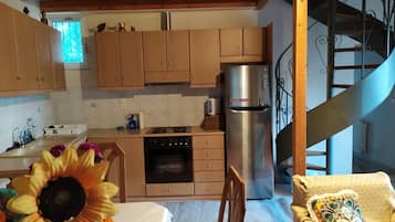 Frigorífico, horno, placa de cocina y utensilios de cocina