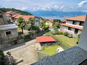 Property grounds - 'Casa Pedum'- large apartment with panoramic views of Lake Maggiore + mountain (Magognino)