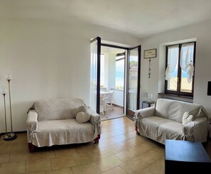 TV, fireplace - 'Casa Pedum'- large apartment with panoramic views of Lake Maggiore + mountain (Magognino)