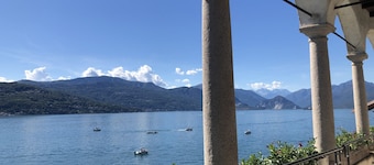 'Casa Pedum'- large apartment with panoramic views of Lake Maggiore + mountain