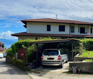 Exterior - 'Casa Pedum'- large apartment with panoramic views of Lake Maggiore + mountain (Magognino)