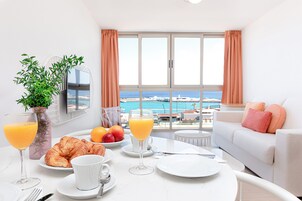 Appartamento Comfort | 1 camera, una cassaforte in camera, tende oscuranti, ferro/asse da stiro