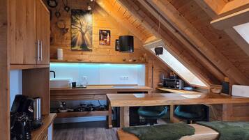 Jääkaappi, mikroaaltouuni, uuni, liesi