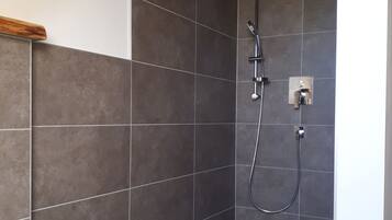 Een douche, een haardroger, handdoeken, zeep