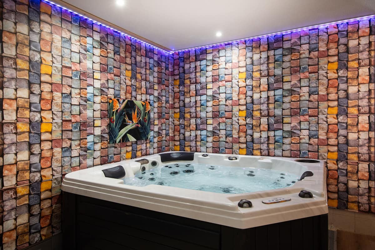 Indoor spa tub