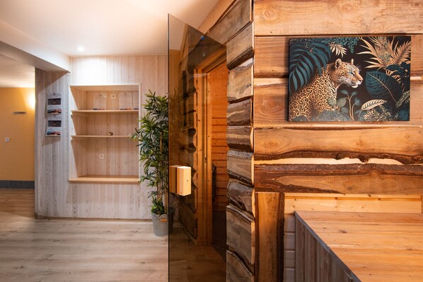 Romantic House, Private Bathroom (Le Noyer ) | Spa | Sauna, hot tub, steam room