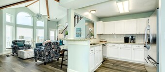 Beach Candy - Beachfront Family-Friendly Home!