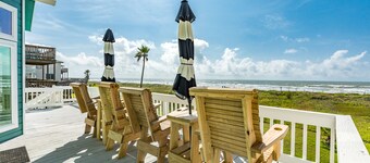 Beach Candy - Beachfront Family-Friendly Home!