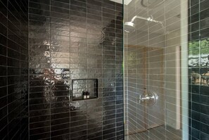 Chuveiro, secador de cabelo, toalhas de banho