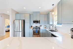 冷蔵庫、電子レンジ、オーブン、コンロ