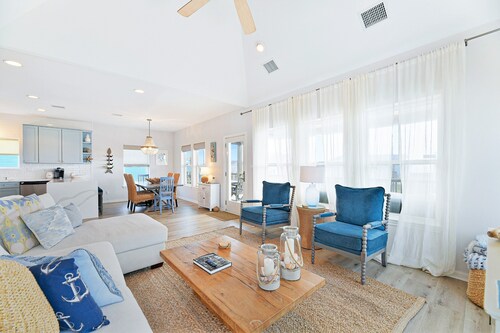 Beautiful 3/2 with incredible beach views and awesome beach bar!