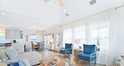 Beautiful 3/2 with incredible beach views and awesome beach bar!